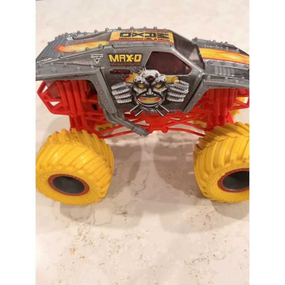 Monster Jam Max-D‎ Maximum Destruction Truck Silver Red Yellow Tom Meents 1:64
